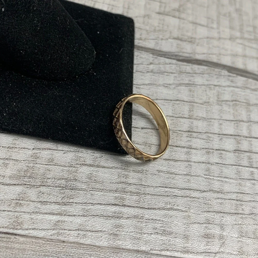 Gold Tone Quilted Diamond Etched Band Ring sz 6.25 Geometric Textured Stackable
